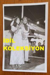 SELÇUK ALAGÖZ & RANA ALAGÖZ'ÜN ORİJİNAL FOTOĞRAFI - 18 x 12 cm EBADINDA - SELÇUK ALAGÖZ ve RANA ALAGÖZ KARDEŞLER SAHNEDE ŞARKI OKURKEN ÇEKİLMİŞ BİR KARE