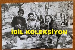 SELÇUK ALAGÖZ & RANA ALAGÖZ'ÜN ORİJİNAL FOTOĞRAFI - 14 x 9 cm EBADINDA - SELÇUK ALAGÖZ, EŞİ BİRSEN ALAGÖZ, ARANA ALAGÖZ ve EŞİ TAYLAN KÖK, ORMAN PARKTA PİKNİK YAPARLARKEN ÇEKİLMİŞ BİR HATIRA FOTOĞRAFI