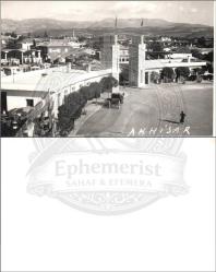 Akhisar şehir meydanı, otobüs terminali ve atlı araba manzarası. (Orijinal Fotoğraf, S/B, 1960'lar, 9x14 cm.)