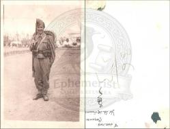 Tüfekli ve tam teçhizatlı yedek subay adayı asker hatırası. (Orijinal Fotoğraf, S/B, 1950'ler, 9x14 cm.)