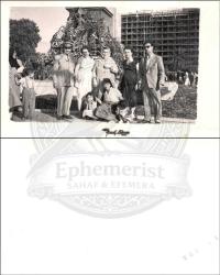 İzmir Cumhuriyet Meydanı Atatürk Anıtı önünde subay ve ailesi hatıra pozu. Foto Yusuf Lokman. (Orijinal Fotoğraf, S/B, 1950'ler, 9x14 cm.)