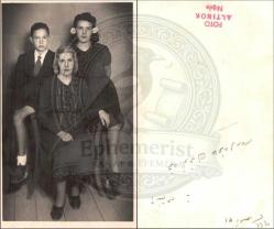 Niğde Foto Altınok damgalı anne ve çocukları hatıra portresi. (Orijinal Fotoğraf, S/B, 1940'lar, 9x14 cm.)