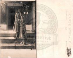 Loş bina basamaklarında poz veren şık giyimli iki kadın hatırası. (Orijinal Fotoğraf, S/B, 1930'lar, 9x14 cm.)
