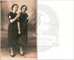 Omuzları pencere detaylı koyu elbiseleri, takıları ve gözlükleriyle stüdyoda poz veren iki hanım. (Orijinal Fotoğraf, S/B, 1940'lar, 9x14 cm.)