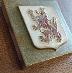 Aslan Armalı, Taç Giyme Töreni İçinn Üretilmiş Nadir Orjinal Seramik (Fayans) Karo. El Yapımı Mükemmel Detaylı Bir İşçilikte İşlemiş Renkli Geleneksel Rölyef Kabartma. 1930-1950'ler.