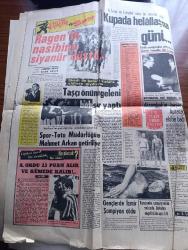Halka ve Olaylara Tercüman Gazetesi - Turkish Newspaper - 8 Şubat 1970 - Süleyman Demirel ikili anlaşmalar konusunda bilgi verdi - Türkiye NATO'ya egemenliğini Feda etmek için değil bilakis takviye ve müdafaa için girmiştir - Adalet Partisi Senato grubu anlaşmazlığının halli için toplanıyor - Amerika'dan 150 bin ton buğday alacağız - Ankara'da elektriğe %139 hava gazına %147,5 zam yapıldı - belediyeler ilan ve reklamdan vergi alamayacak - Türkiye'de ilk organize sanayi bölgesi Manisa'da kuruldu - ODTÜ kapısı şato kapısı gibi Fotoğrafı - hac için kutsal beldeye her gün 20-25 Türk otobüsü geliyor fotoğraf - Üç yeni hücumbotu Deniz kuvvetlerine katılıyor - burç falı - kuvvet gösterileri yazan Tarık Buğra - Battal Gazi'nin torunu yazan Murat Sertoğlu Yazı Dizisi - Anadolu'nun fetih destanları yazan Mehmet Önder Yazı Dizisi - kabadayı Dündar Kılıç'ın kardeşinde de tabanca bulundu - Türkiye kupası'nda Galatasaray ve Eskişehir rahat bir rövanşa çıkıyorlar - Ahmet Taşçı herkesi boksör yaptı