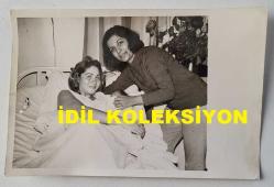 RANA ALAGÖZ'ÜN ORİJİNAL FOTOĞRAFI - 18 x 12 cm EBADINDA - RANA ALAGÖZ, AĞABEYİ SELÇUK ALAGÖZ'ÜN EŞİ BİRSEN ALAGÖZ'Ü DOĞUM SONRASINDA ZİYARET EDİP BEBEĞİYLE BİRLİKTE HATIRA POZU VERİRKEN ÇEKİLMİŞ BİR KARE