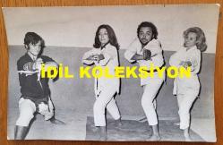SELÇUK ALAGÖZ & RANA ALAGÖZ'ÜN ORİJİNAL FOTOĞRAFI - 18 x 12 cm EBADINDA - SELÇUK ALAGÖZ, RANA ALAGÖZ ve FATOŞ BALKIR, SİYAH KUŞAKLI KARATE HOCASI FERHAT ÖZSERT'TEN KARATE DERSİ ALIRLARKEN ÇEKİLMİŞ BİR KARE. ''BATI MÜZİĞİ KARATE TAKIMI''