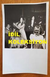 SELÇUK ALAGÖZ & RANA ALAGÖZ'ÜN ORİJİNAL FOTOĞRAFI - 18 x 12 cm EBADINDA - SELÇUK ALAGÖZ ve RANA ALAGÖZ KARDEŞLER BİR ÇEKİLİŞ ETKİNLİĞİNDE SAHNE ALIRKEN ÇEKİLMİŞ BİR KARE