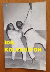 SELÇUK ALAGÖZ & RANA ALAGÖZ'ÜN ORİJİNAL FOTOĞRAFI - 18 x 12 cm EBADINDA - SELÇUK ALAGÖZ ve RANA ALAGÖZ KARDEŞLER BİRLİKTE KARATE ÇALIŞIRKEN ÇEKİLMİŞ BİR KARE