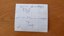 SELÇUK  ALAGÖZ & RANA ALAGÖZ'ÜN ORİJİNAL FOTOĞRAFI - 10 x 9 cm EBADINDA - SELÇUK ALAGÖZ, RANA ALAGÖZ ve TAYLAN KÖK, BİRLİKTE YEMEK YİYİP BİRA İÇERLERKEN ÇEKİLMİŞ BİR KARE. (ŞİŞELER SONRADAN MAVİ BOYA İLE BOYANMIŞ)