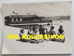 SELÇUK ALAGÖZ & RANA ALAGÖZ'ÜN ORİJİNAL BÜYÜK BOY FOTOĞRAFI - 24 x 18 cm EBADINDA - SELÇUK ALAGÖZ, RANA ALAGÖZ, PİRAYE UZUN ve ERDO VATAN (ERDOĞAN VATANSEVER) DENİZ KENARINDA MAYOLARIYLA GÜNEŞLENDİKLERİ SIRADA BOĞAZ MANZARASI ÖNÜNDE KADRAJA POZ VERİRLERKEN ÇEKİLMİŞ BİR HATIRA FOTOĞRAFI