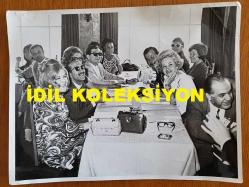 TÜRK SANAT MÜZİĞİNİN BÜYÜK SANATÇILARININ BİR ARADA OLDUKLARI BÜYÜK BOY ORİJİNAL FOTOĞRAF - 24 x 18 cm EBADINDA - NESRİN SİPAHİ, SADUN AKSÜT, MEDİHA DEMİRKIRAN, DR. ALAEDDİN YAVAŞÇA, BESTECİ RATİFE ERDEN, MÜZEYYEN SENAR, PERİHAN ALTINDAĞ SÖZERİ, MÜBECCEL ÇETİN, İSMAİL DEMİRDÖVEN, ŞÜKRAN ÖZER DORUK ve NECMİ RIZA AHISKAN, 27 KİŞİLİK BÜYÜK JÜRİ İÇERİSİNDE YER ALAN SANAT MÜZİĞİNİN BÜYÜK DUAYENLERİ AYNI MASADA OTURURLARKEN ÇEKİLMİŞ ÇOK ÖZEL BİR KARE... TÜRK SANAT MÜZİĞİ TARİHİ İÇİN DEĞERLİ BİR FOTOĞRAF. ÖZEL ARŞİV!