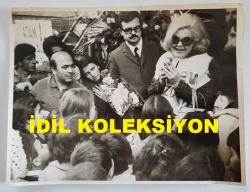 NESRİN SİPAHİ 'NİN BÜYÜK BOY ORİJİNAL FOTOĞRAFI - 24 x 18 cm EBADINDA - NESRİN SİPAHİ, ANADOLU AJANSI ÖNÜNDE YAPILAN GREVE DESTEK VERDİĞİ SIRADA HAYRANLARINA KONUŞMA YAPARKEN ÇEKİLMİŞ BİR KARE (FÜRUZAN TOPSÜMER)