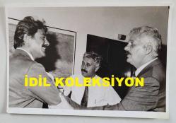 KADİR İNANIR'IN ve EROL TAŞ'IN ORİJİNAL FOTOĞRAFI - 18 x 12 cm EBADINDA - YEŞİLÇAM'IN 2 BÜYÜK İSMİ EROL TAŞ ve KADİR İNANIR SOHBET EDERLERKEN ÇEKİLMİŞ BİR KARE