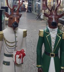 Üniformalı Dekoratif (Protokol) Geyik Heykel Modelleri. Çok Renkli, Alçı-Polyester. Büyük Boy/2 Adet. (19x30x135 cm) NOT: Geyik Heykelleri Kırılgan Olduğu İçin Satışımız İstanbul Sınırları İçinde Geçerlidir.