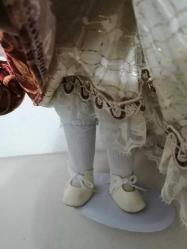 40 cm boyunda KONTES BEBEK PORSELEN SARI SAÇLI MAVİ GÖZLÜ STANDLI ÇOK GÜZEL BİR BEBEK KUSURSUZ GÜZEL