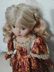 40 cm boyunda KONTES BEBEK PORSELEN SARI SAÇLI MAVİ GÖZLÜ STANDLI ÇOK GÜZEL BİR BEBEK KUSURSUZ GÜZEL