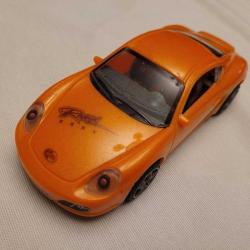 DAĞILAN ESKİ KOLEKSİYONDAN MODEL ARABA.