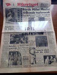 Hürriyet Gazetesi - Turkish Newspaper - 18 Temmuz 1961 - Büyük Millet Meclisi 23 Ekim'de toplanacak - Osman Köksal komitenin tek arzusu dürüst bir seçim yapmak - başbakanlık önünde Cemal Gürsel ile ayakta sual cevap Fotoğrafı - Amerika'dan 1 milyon ton buğday alıyoruz - Astronot Yuri Gagarin İle Gina Lollobrigida şakalaştılar - belediye su fiyatına zam yapmaya hazırlanıyor - Amerika'nın eğlence kralı Ed Sullivan İstanbul'dan ayrıldı Fotoğrafı - Saray ilçesinde Petrol aranıyor - Adalet Partisi ile Yeni Türkiye Partisi birleşmiyor - Osmanlı Bankası takdim eder sanatkarlar konuşuyor Afife Edipoğlu - İstanbul'da bugün bu gece sinema programı - başkan Kennedy'nin hazırlığı - Almanya'dan 25 otobüs daha satın alınıyor - Kore kafilemiz yurda döndü - tanınmış edebiyatçılarımızdan Vasfi Mahir Kocatürk vefat etti - Galatasaray veda kokteylinde eski santraforu Metin Oktay'a 9 numaralı formayı hediye etti fotoğraf - Can Bartu Lazio'da dikkat çekerse daha yüksek fiyatla satılacak - Mustafa Ertan