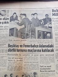 Hürriyet Gazetesi - Turkish Newspaper - 17 Mayıs 1960 - zirve toplantısı tehlike geçirdi - Kruşçef Eisenhower'in Rusya'ya gelmesi için yaptığı daveti dün birden geri aldı fotoğraf - İstanbul'un elektrik ihtiyacını Anadolu'daki santrallerden temin etmek için Kandilli ile Arnavutköy arasında dikilen direkler fotoğraf - Kıbrıslı Türkler acele beşli konferans istiyor - Cannes film festivali'nde parlayan yıldız Martine Messager fotoğraf - Adnan Menderes İzmir'de temel atma ve açılış töreninde bulundu fotoğraf - Zafer gazetesi yazı işleri müdürü Fatin Fuat Tozer Dün tahliye edildi fotoğraf - Lüks Nermin Dün hapisten çıktı Fotoğrafı - İstanbul sinema tiyatro programı  - Pathe plaklarında Sevim Erdi - Feriköy futbol takımı Dün bir Avrupa turnesine çıktı - Beşiktaş ve Fenerbahçe Adana'daki dörtlü turnuva maçlarına katılacak - Fransız santraforu Kopa barcelona'ya gidiyor fotoğraf - bu haftaki Spor Toto maçları - Fenerbahçe organizasyon komitesi dün de toplandı