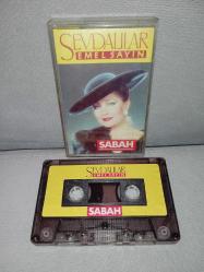 Kaset Emel sayın sevdalılar. Orijinal. kasetin bir yüzünde stickerda soyulma var. Kaset sorunsuz çalışıyor.