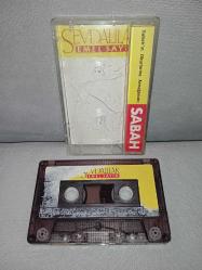 Kaset Emel sayın sevdalılar. Orijinal. kasetin bir yüzünde stickerda soyulma var. Kaset sorunsuz çalışıyor.