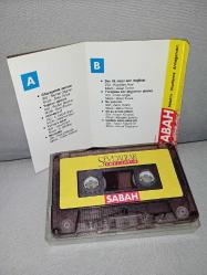 Kaset Emel sayın sevdalılar. Orijinal. kasetin bir yüzünde stickerda soyulma var. Kaset sorunsuz çalışıyor.