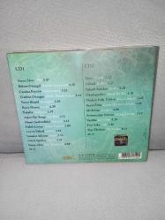 Cd Ezginin Günlüğü, çeyrek albümü. Orijinal. 2 disk. kitapçığı yok. CD 2 temiz. Dinlemeyi etkilemeyen çizikler var. sorunsuz çalışıyor.  Barış Akarsu Sezen Aksu Bülent Ortaçgil Candan Erçetin Feridun Düzağaç Yavuz Bingöl vokaliz Aşkın Nur Yengi Hüsnü Şenlendirici Haluk Levent, Levent Yüksel Sabahat Akkiraz Gürol ağırbaş Sunay Akın, Yaşar,Göksel yüksek sadakat Grup gündoğarken modern folk üçlüsü Feyza Eren Mirkelam Bulutsuzluk özlemi vasiliki Fuat Saka Ayşe tütüncü