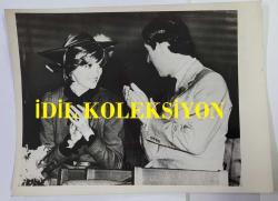 KRAL III. CHARLES'IN (CHARLES PHILIP ARTHUR GEORGE) PRENSES DIANA İLE ORİJİNAL FOTOĞRAFI - ORIGINAL PHOTOGRAPH OF CHARLES III, (CHARLES PHILIP ARTHUR GEORGE & PRINCESS DIANA) - 20 x 15 cm EBADINDA - GALLER PRENSİ VE PRENSESİ, 27 EKİM SALI GÜNÜ PRENSLİĞİN ÜÇ GÜNLÜK TURUNA BAŞLADI. KÜÇÜK BİR GRUP GALLİ MİLLİYETÇİNİN ÖFKELİ SLOGANLARI, KOKU BOMBALARI VE KRALİYET ARABASINA SPREY BOYAYLA YAPTIĞI SALDIRI, SON DERECE MUTLU BİR OLAYI GÖLGELEYEMEDİ. PRENS VE PRENSES BİRBİRLERİNE BAKIŞIYORLAR. 28 EKİM 1981 - (THE PRINCE AND PRINCESS OF WALES BEGAN A THREE-DAY TOUR OF THE PRINCIPALITY ON TUESDAY OCTOBER 27. ANGRY CHANTING, STINK BOMBS AND AN AEROSOL PAINT ATTACK ON THE ROYAL CAR BY A SMALL GROUP OF WELSH NATIONALISTS FAILED TO MAR AN EXTREMELY HAPPY OCCASION. THE PRINCE AND PRINCESS EXCHANGE GLANCES. OCTOBER 28 1981) - ÖZEL ARŞİV