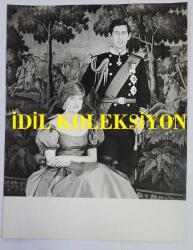 KRAL III. CHARLES'IN (CHARLES PHILIP ARTHUR GEORGE) PRENSES DIANA İLE ORİJİNAL FOTOĞRAFI - ORIGINAL PHOTOGRAPH OF CHARLES III, (CHARLES PHILIP ARTHUR GEORGE & PRINCESS DIANA) - 21 x 16 cm EBADINDA - GALLER PRENSİ VE LADY DİANA SPANCER'IN BU GÖRKEMLİ PORTRESİ, LORD SNOWDON TARAFINDAN, KRALİYET ÇİFTİNİN EVLENDİKTEN SONRA YAŞAYACAĞI İNGİLTERE'NİN GÜNEYBATISINDAKİ GLOUCESTERSHİRE'DA BULUNAN HİGHGROVE MALİKANESİNDE ÇEKİLMİŞTİR. 1981 - (THIS REGAL STUDY OF THE PRINCE OF WALES AND LADY DIANA SPANCER WAS TAKEN BY LORD SNOWDON AT HIGHGROVE, THE HOUSE IN GLOUCESTERSHIRE, SOUTH-WEST ENGLAND, WHERE THE ROYAL COUPLE WILL LIVE AFTER THEIR MARRIAGE. 1981) - ÖZEL ARŞİV
