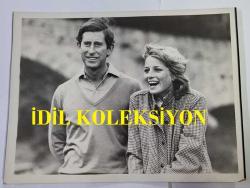 KRAL III. CHARLES'IN (CHARLES PHILIP ARTHUR GEORGE) PRENSES DIANA İLE ORİJİNAL FOTOĞRAFI - ORIGINAL PHOTOGRAPH OF CHARLES III, (CHARLES PHILIP ARTHUR GEORGE & PRINCESS DIANA) - 20 x 15 cm EBADINDA -  - () - ÖZEL ARŞİV