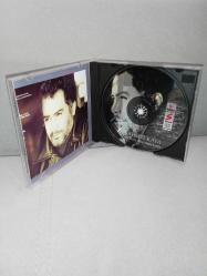 CD Ahmet Kaya dosta düşmana karşı albümü. Orijinal sarı bandrollü dönem baskı albüm. dinlemeyi etkilemeyen çizikler var sorunsuz çalışıyor.