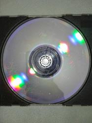 CD Ahmet Kaya dosta düşmana karşı albümü. Orijinal sarı bandrollü dönem baskı albüm. dinlemeyi etkilemeyen çizikler var sorunsuz çalışıyor.