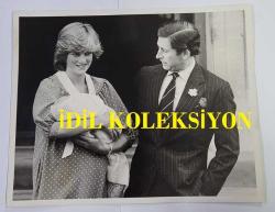 KRAL III. CHARLES'IN (CHARLES PHILIP ARTHUR GEORGE) PRENSES DIANA İLE ORİJİNAL BÜYÜK BOY FOTOĞRAFI - ORIGINAL PHOTOGRAPH OF CHARLES III, (CHARLES PHILIP ARTHUR GEORGE & PRINCESS DIANA) - 25 x 20 cm EBADINDA - PRENSES DIANA, KUCAĞINDA BEBEĞİ WILLIAM VE PRENS CHARLES İLE AYNI KAREDE. - (PRINCESS DIANA IN A PHOTO WITH BABY WILLIAM AND PRINCE CHARLES IN HER ARMS.) - ÖZEL ARŞİV