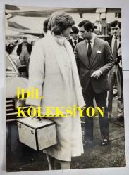 KRAL III. CHARLES'IN (CHARLES PHILIP ARTHUR GEORGE) PRENSES DIANA İLE ORİJİNAL BÜYÜK BOY FOTOĞRAFI - ORIGINAL PHOTOGRAPH OF CHARLES III, (CHARLES PHILIP ARTHUR GEORGE & PRINCESS DIANA) - 25 x 20 cm EBADINDA - GALLER PRENSİ VE PRENSESİ, LONDRA'DAKİ HEATHROW HAVALİMANI'NDAN BAHAMALAR'DAKİ ELENTHERA ADASI'NA UÇAKLA GİTTİLER. HAZİRAN AYINDA DOĞUM YAPMASI BEKLENEN PRENSES, YOLCULUĞA HAZIR OLDUĞUNU VE EŞİYLE BİR HAFTALIK TATİL GEÇİRECEĞİ İÇİN ÇOK MUTLU OLDUĞUNU SÖYLEDİ. - (THE PRINCE AND THE PRINCESS OF WALES TOOK A PLANE FROM HEATHROW AIRPORT IN LONDON TO THE ISLAND OF ELENTHERA IN THE BAHAMS. THE PRINCESS, WHO IS EXPECTING A BABY IN JUNE. FEELS UP TO THE JOURNEY AND SAYS SHE IS DELIGHTED TO BE SPENDING A WEEK'S HOLIDAY WITH HER HUSBAND. TIM GRAHAM) - ÖZEL ARŞİV