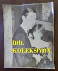 KRAL III. CHARLES'IN (CHARLES PHILIP ARTHUR GEORGE) PRENSES DIANA İLE ORİJİNAL HABER AJANSI BASIM FOTOĞRAFI - NEWS AGENCY PHOTO OF CHARLES III, (CHARLES PHILIP ARTHUR GEORGE) - 23 x 18 cm EBADINDA - (1981)