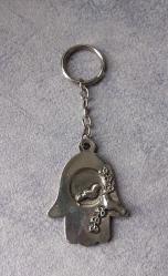 FATMA ANA ELİ VE DUA TEMALI METAL ANAHTARLIK. BİR İKİ KÜÇÜK DEFORMESİ VAR. ONUN DIŞINDA KONDİSYON YÜKSEK KOLEKSİYONLUK