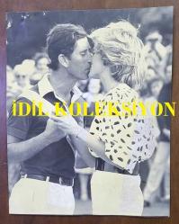 KRAL III. CHARLES'IN (CHARLES PHILIP ARTHUR GEORGE) PRENSES DIANA İLE ORİJİNAL HABER AJANSI BASIM FOTOĞRAFI - NEWS AGENCY PHOTO OF CHARLES III, (CHARLES PHILIP ARTHUR GEORGE) - 25 x 20 cm EBADINDA - POLO MÜSABAKASINDA KAYBEDEN PRENS CHARLES, HERHANGİ BİR ŞAMPİYONLUK MADALYASINDAN DAHA DEĞERLİ BİR TESELLİ ÖDÜLÜ ALDI: SEVGİLİ EŞİNDEN KRALİYET ÖPÜCÜĞÜ. SEMPATİK DİANA, CHARLES'IN BRİTANYA POLO AÇIK FİNALİNİ SADECE BİR GOL FARKLA ÜÇÜNCÜ KEZ KAYBETMESİNİ İZLEMİŞTİ.. - (POLO LOSER PRINCE CHARLES COLLECTS A CONSOLATION PRIZE WORTH MORE THAN ANY WINNERS MEDAL A ROYAL SMACKER FROM HIS LOVING WIFE. SYMPATHETIC DIANA HAD JUST WATCHED CHARLES FAIL FOR THE THIRD TIME SO WIN THE BRITISH POLO OPEN FINAL, BY JUST ONA GOAL. 1985)