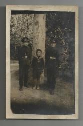 ARKASI OSMANLICA YAZILI İKİ ASKERİ OKUL ÖĞRENCİSİ VE HEVESLİ BİR DENİZCİ ÇOCUK FOTOĞRAFI...