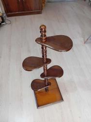 ViNTAGE dekoratif ahşap stand. 90x30x30 cm Aradaki raflar plastik diğer kısımlar ahşap. Eski dönem ürünü  Bağlantı yerleri pirinç.  Detaylı resimler eklenmiştir Çok iyi durumda. Muhtemelen hiç kullanılmamış
