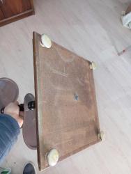 ViNTAGE dekoratif ahşap stand. 90x30x30 cm Aradaki raflar plastik diğer kısımlar ahşap. Eski dönem ürünü  Bağlantı yerleri pirinç.  Detaylı resimler eklenmiştir Çok iyi durumda. Muhtemelen hiç kullanılmamış