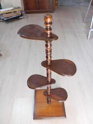 ViNTAGE dekoratif ahşap stand. 90x30x30 cm Aradaki raflar plastik diğer kısımlar ahşap. Eski dönem ürünü  Bağlantı yerleri pirinç.  Detaylı resimler eklenmiştir Çok iyi durumda. Muhtemelen hiç kullanılmamış