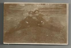 6 TEMMUZ 1928 ARKASI OSMANLICA YAZILI İKİ ASKERİ TALEBENİN DİNLENİRKEN FOTOĞRAFI...