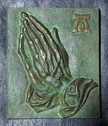 Avrupa, Dua Eden Eller Temalı Duvar Plaketi, 