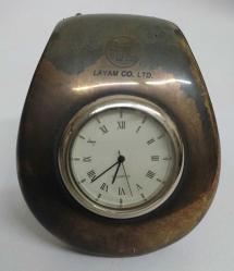 LOT.13 » Avrupa, Masa Saati (Özel Tasarım Bileklikli Tipte) Quartz Marka/Şirket Logolu. Bronz/Patinalı Haliyle. 2000'ler. (65x60x70 mm)