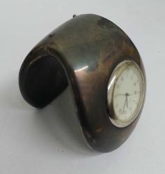 Avrupa, Masa Saati (Özel Tasarım Bileklikli Tipte) Quartz Marka/Şirket Logolu. Bronz/Patinalı Haliyle. 2000'ler. (65x60x70 mm)