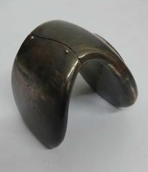 Avrupa, Masa Saati (Özel Tasarım Bileklikli Tipte) Quartz Marka/Şirket Logolu. Bronz/Patinalı Haliyle. 2000'ler. (65x60x70 mm)