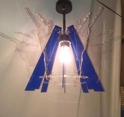 Işık açıkken sıcak ve davetkâr, kapalıyken heykelsi bir siluet.                Mimar tasarımı