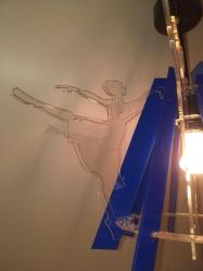 Işık açıkken sıcak ve davetkâr, kapalıyken heykelsi bir siluet.                Mimar tasarımı